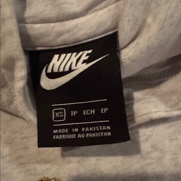 Nike woman’s small Light Gray Pullover Hoodie - Picture 2 of 3
